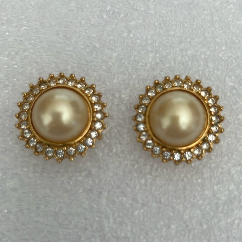 VINTAGE AVON Faux Pearl Cab w/Rhinestone Halo Pierced Earrings Gold Tone EUC
